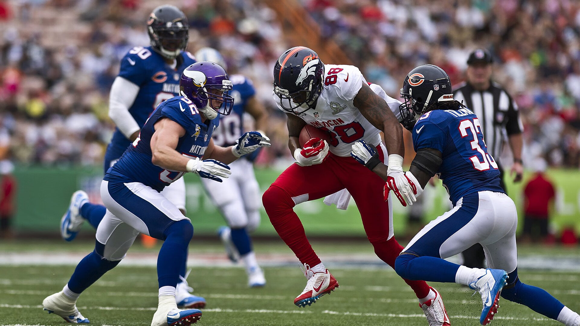 -足球赛场焦点！阿根廷队对阵日本队，激战正酣，豪门对决再度上演